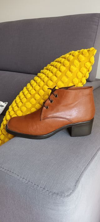 Botines de piel con cordones
