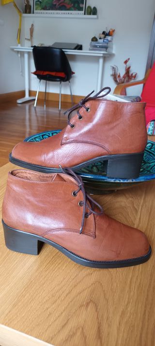 Botines de piel con cordones