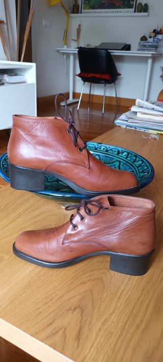 Botines de piel con cordones