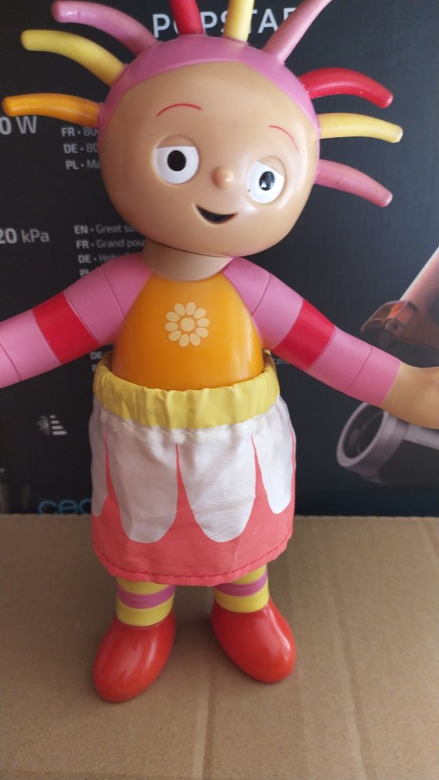 muñeca de ropa y bote jabón