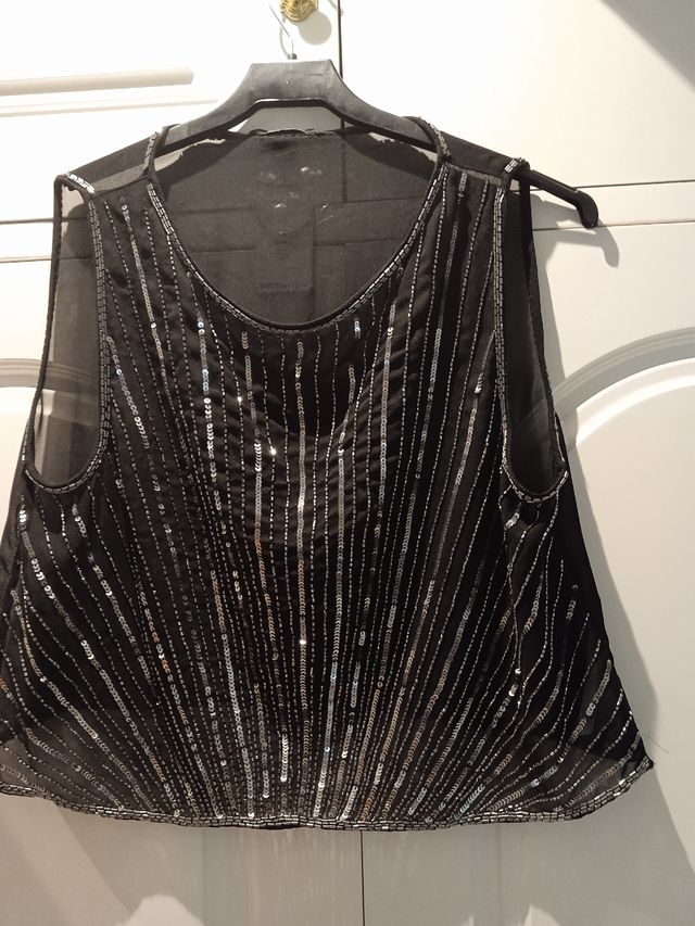 Blusa con pedrería, totalmente nuevo