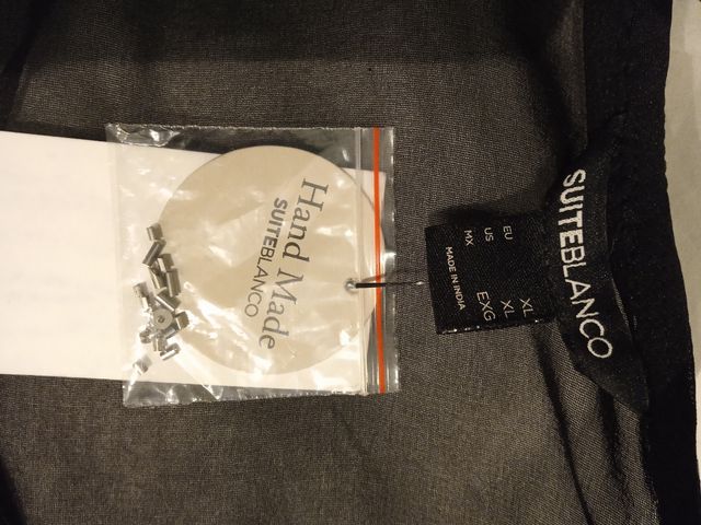 Blusa con pedrería, totalmente nuevo