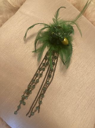 Broche verde con pedrería plumas Zara