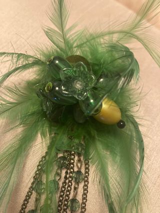Broche verde con pedrería plumas Zara