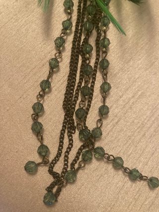 Broche verde con pedrería plumas Zara