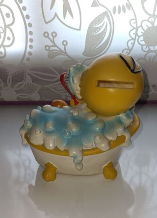 Hucha Piolin bañandose