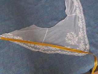 MANTELETA, PEINADOR, PICO DE ENCAJE