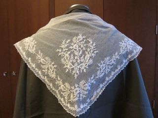 MANTELETA, PEINADOR, PICO DE ENCAJE