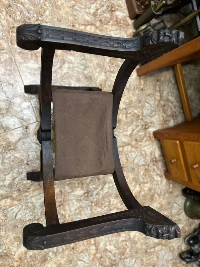 Silla de madera antigua medieval caoba