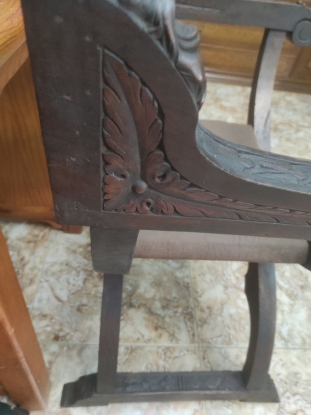 Silla de madera antigua medieval caoba