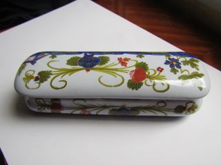 Scatola rettangolare in ceramica di Faenza