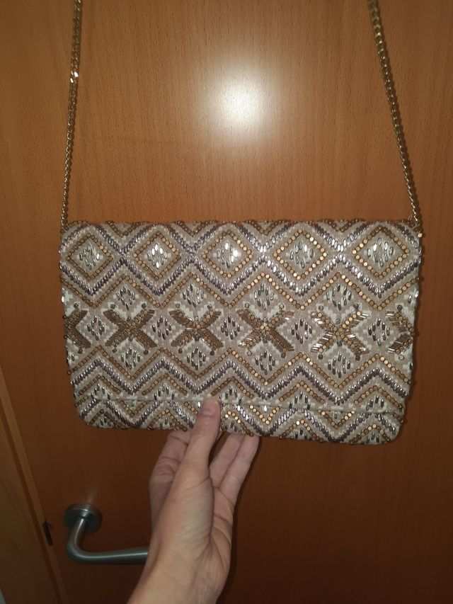 bolso blanco y dorado sfera a estrenar