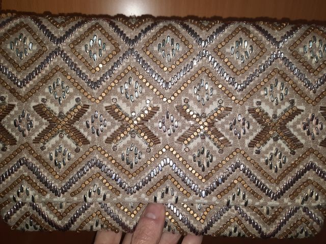 bolso blanco y dorado sfera a estrenar