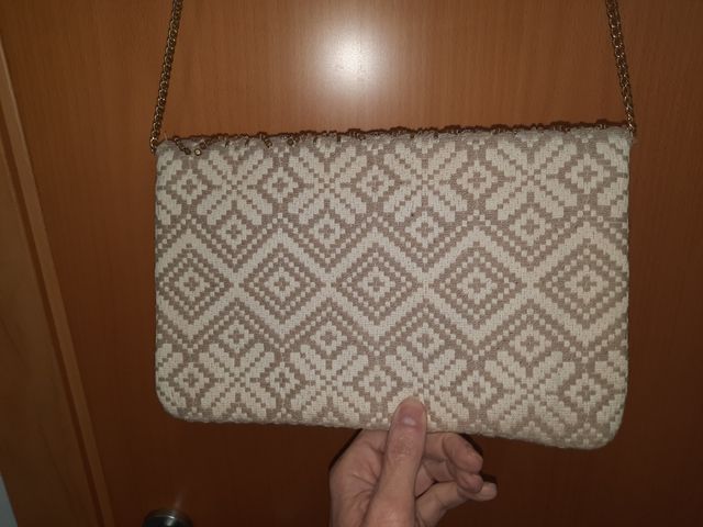 bolso blanco y dorado sfera a estrenar