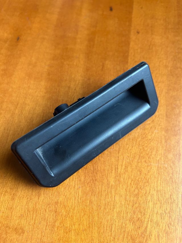 Manija coche maletero