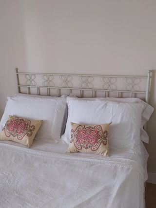 Cabecero de metal blanco.