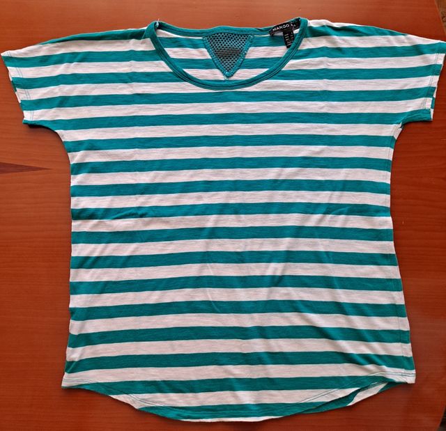 Camiseta a rayas verdes y blancas