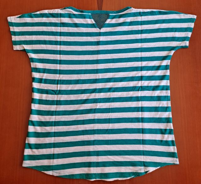 Camiseta a rayas verdes y blancas