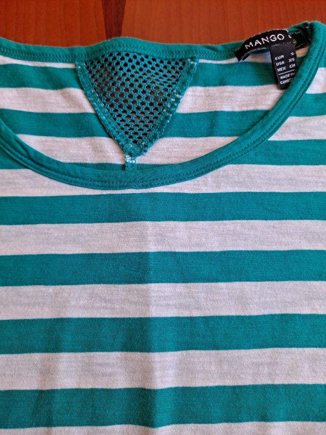 Camiseta a rayas verdes y blancas