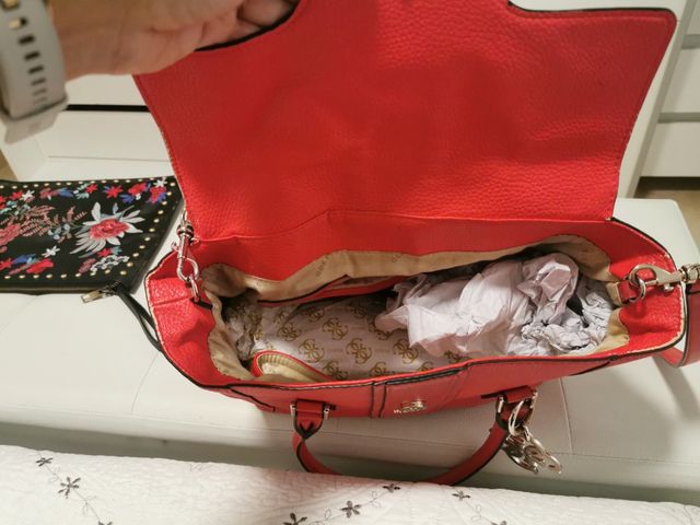 bolso rojo GUESS