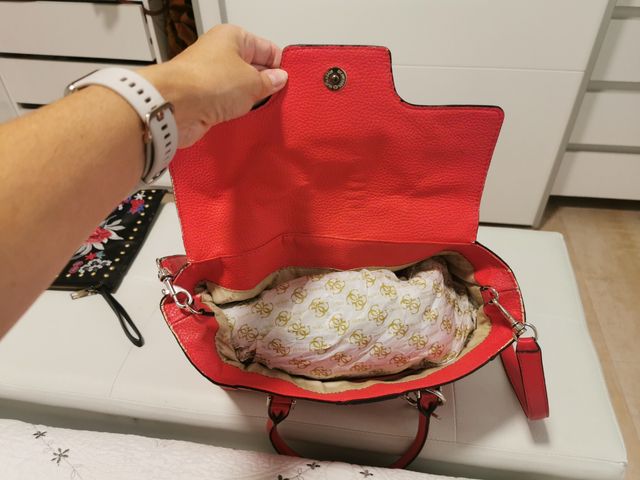 bolso rojo GUESS