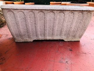 Jardinera de piedra blanca