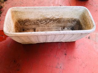 Jardinera de piedra blanca