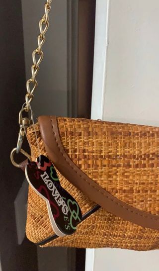 Bolso rafia con etiqueta