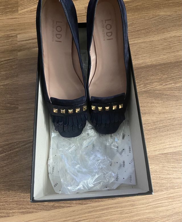 Zapatos de piel ante. Marca Lodi, talla 36.