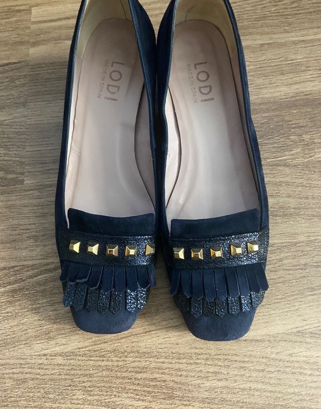 Zapatos de piel ante. Marca Lodi, talla 36.