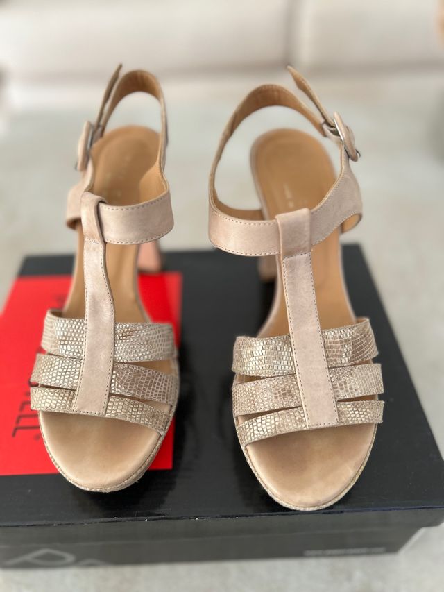 Sandalia tacon alto talla 37, color maquillaje