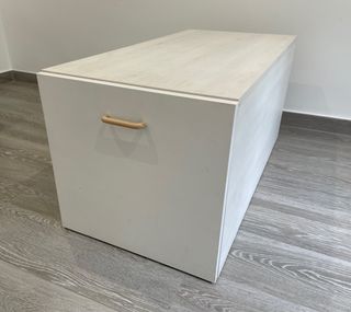 Mueble de madera con cajonera