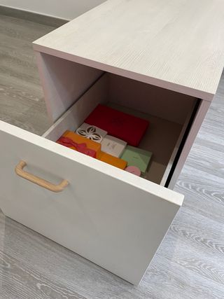 Mueble de madera con cajonera