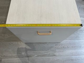 Mueble de madera con cajonera