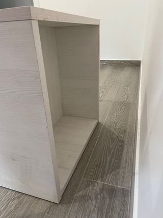 Mueble de madera con cajonera