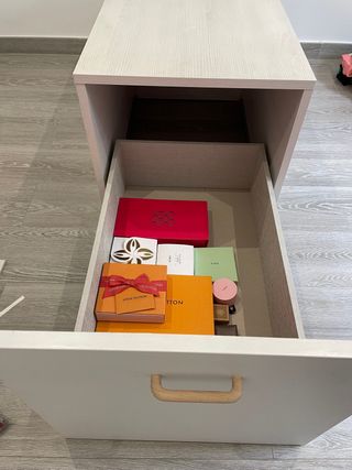 Mueble de madera con cajonera