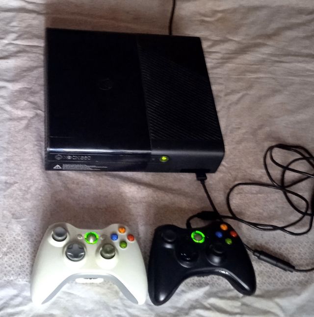 XBOX 360 250 GB color negro+auriculares con micro