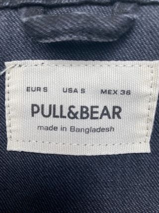 Cazadora vaquera negra con capucha extraible.