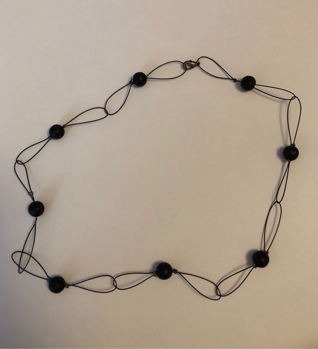 Collar bolitas negras