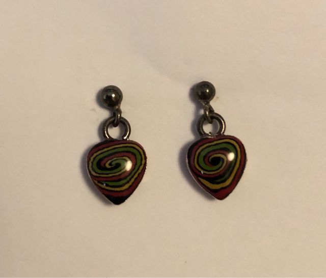 Pendientes negros con líneas rojas verde amarillo