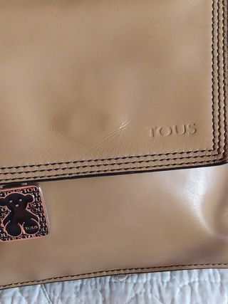 Bolso bandolera piel Camel Tous.