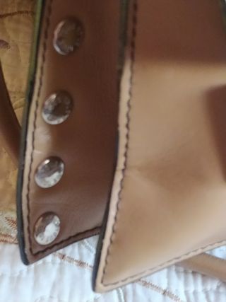 Bolso bandolera piel Camel Tous.