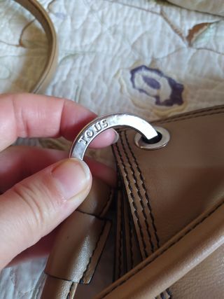 Bolso bandolera piel Camel Tous.