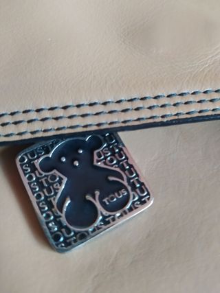 Bolso bandolera piel Camel Tous.