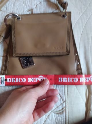 Bolso bandolera piel Camel Tous.