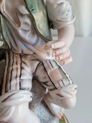 Escultura porcelana GALOS numerada y firmada.
