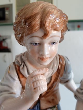 Escultura porcelana GALOS numerada y firmada.