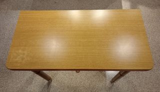 Mesa de cocina con taburetes.