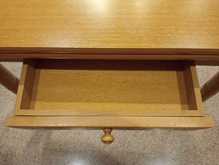 Mesa de cocina con taburetes.