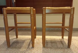 Mesa de cocina con taburetes.